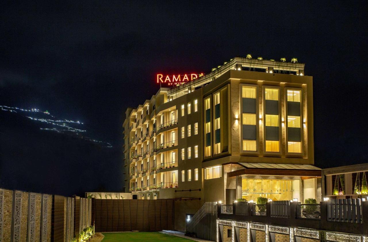 Ramada By Wyndham Katra Station Road Hotel Esterno foto